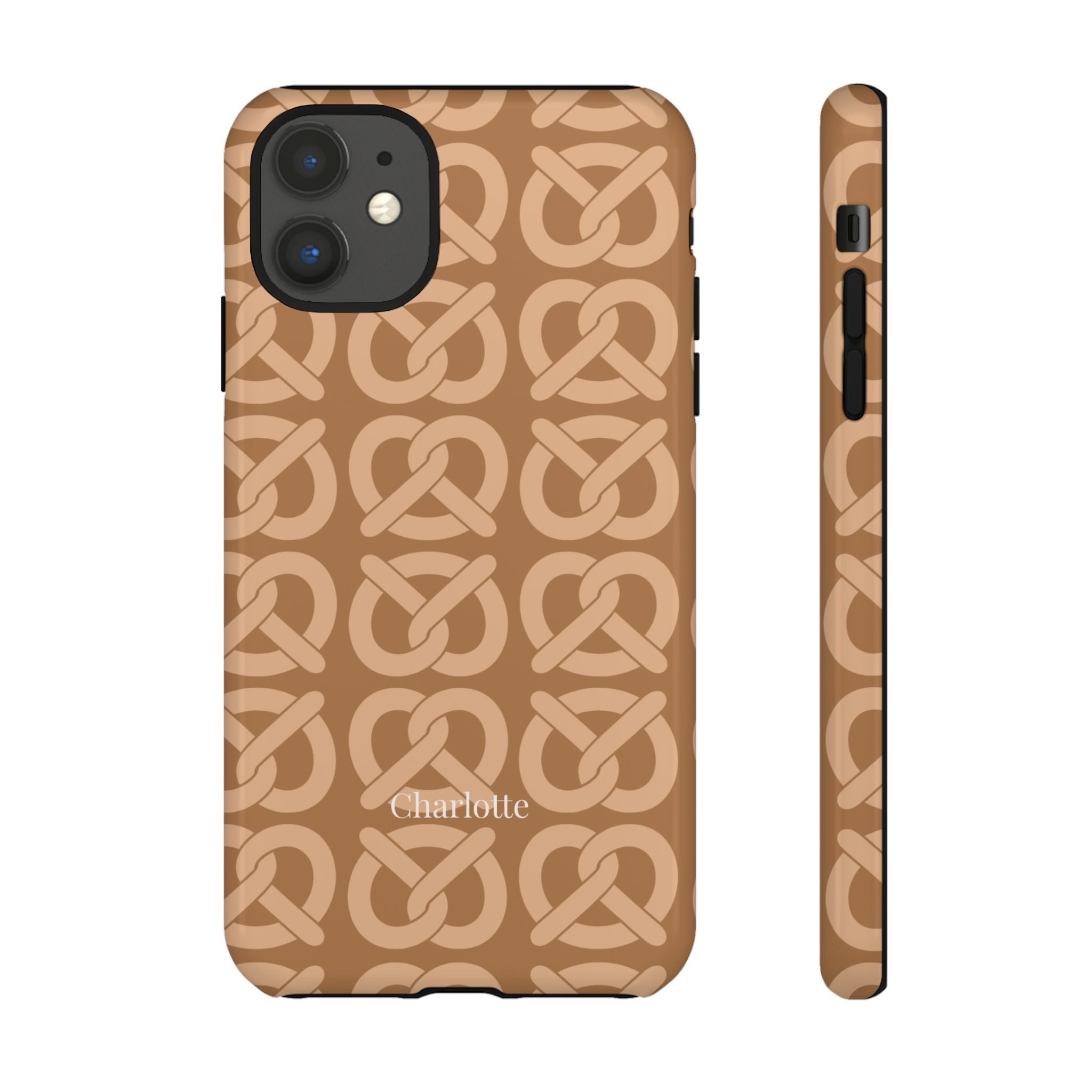 BREZN MONOGRAMM COGNAC – Personalisierte Handyhülle mit Dual-Layer-Schutz