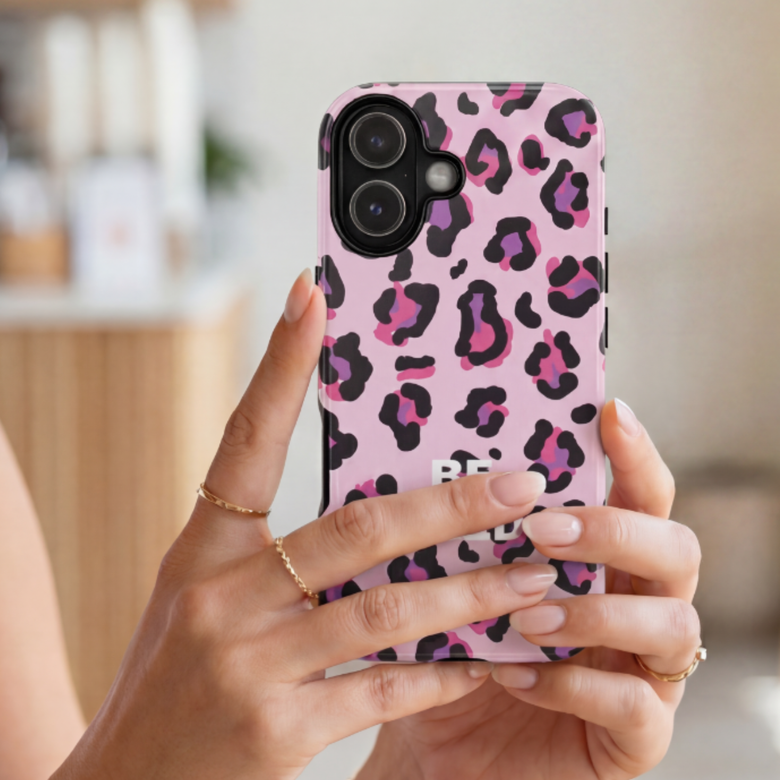 PINK LEO – Personalisierte Handyhülle mit Dual-Layer-Schutz
