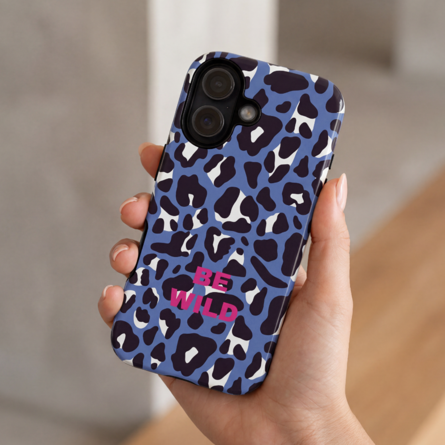 BLUE LEO – Personalisierte Handyhülle mit Dual-Layer-Schutz