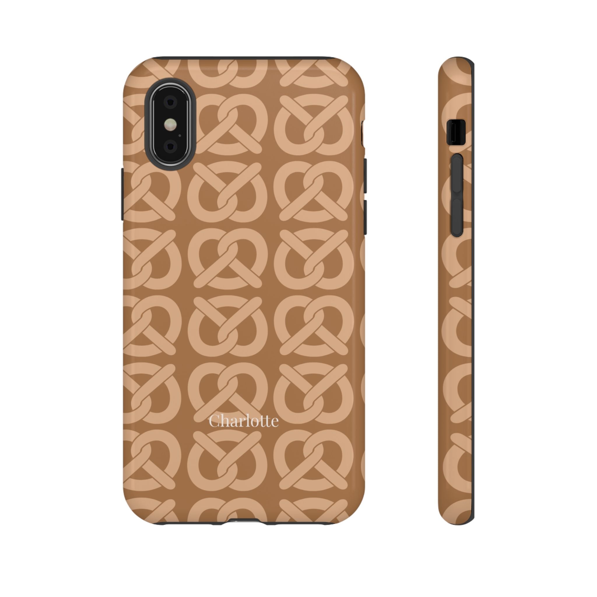 BREZN MONOGRAMM COGNAC – Personalisierte Handyhülle mit Dual-Layer-Schutz